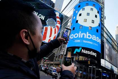 Un empleado de Coinbase celebra el debut en Bolsa de la compañía en Times Square en abril de 2021