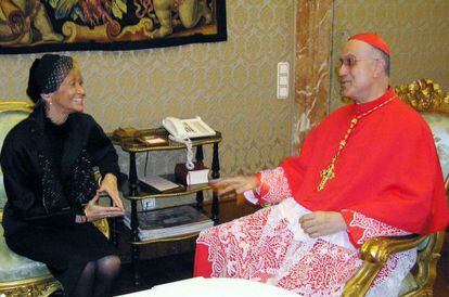 Mar&iacute;a Teresa  Fern&aacute;ndez de la Vega, cuando era vicepresidenta, con el cardenal Bertone. 