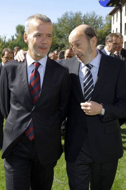 El candidato del PSOE, Alfredo Pérez Rubalcaba, conversa con el ministro de Interior, Antonio Camacho.