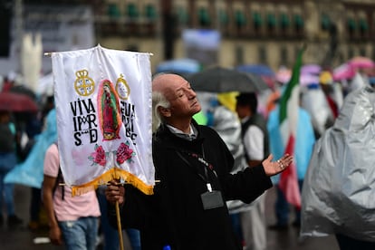 Un seguidor de López Obrador disfrazado del padre de la patria, Miguel Hidalgo, durante la concentración en el Zócalo.