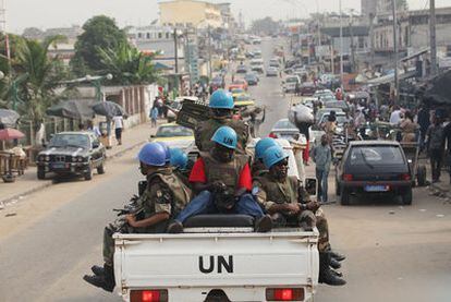 Cascos azules nigerianos patrullan por las calles de Abiyán, capital económica de Costa de Marfil.