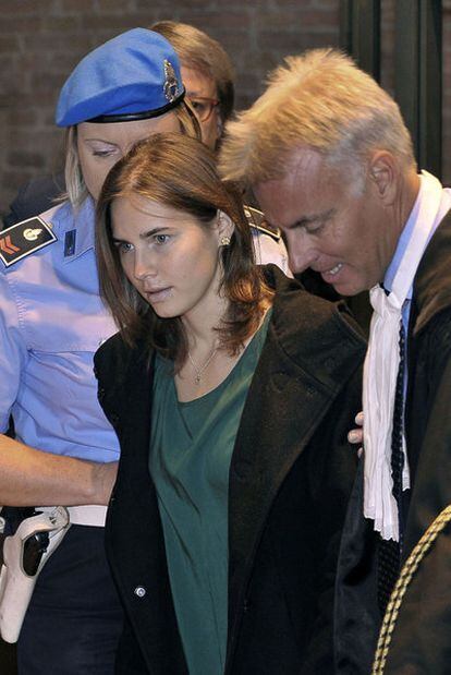 Amanda Knox llega, junto a su abogado, al juzgado de Perugia, ayer.