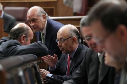 Montoro habla con Guindos, en un momento de la sesión de control.