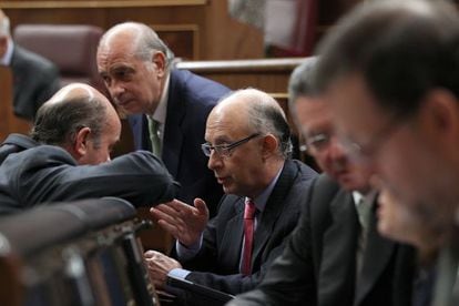 Montoro habla con Guindos, en un momento de la sesi&oacute;n de control.