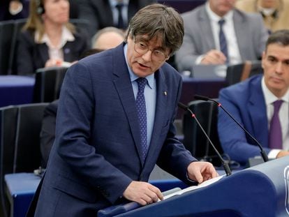 Carles Puigdemont interviene en el Parlamento Europeo en presencia de Pedro Sánchez, el pasado diciembre en Estrasburgo.