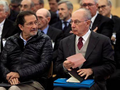 Rodrigo Rato (derecha) junto al exconsejero de Caja Madrid José Antonio Moral Santín durante la primera sesión del juicio de Bankia.