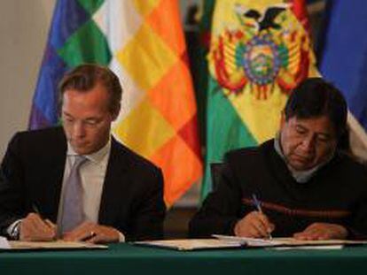 El canciller boliviano, David Choquehuanca (d), y el príncipe holandés Jaime De Borbón-Parma (i), firman un convenio hoy, martes 27 de agosto de 2013, en La Paz.
