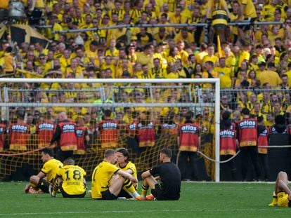 Los jugadores del Dortmund tras el pitido final, este sábado en el Westfalenstadion.