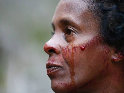 Sheila Cristina Nogueira da Silva llora la muerte de su hijo el 10 de junio.