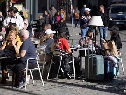 Un grupo de turistas en una terraza en Sevilla.