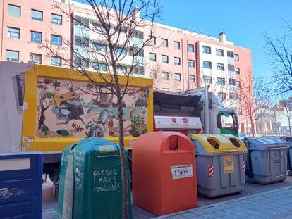 Contenedores de reciclaje de residuos en una calle de Valladolid.