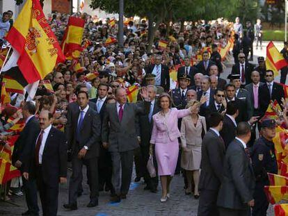 Don Juan Carlos y doña Sofía, junto a la ministra de Administraciones Públicas, Elena Salgado, se dirigen al Ayuntamiento de Ceuta.