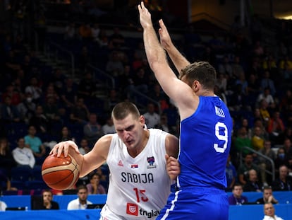 Nikola Jokic ante Nicolo Melli durante el partido entre Serbia e Italia este domingo.