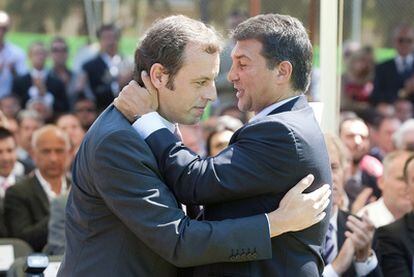 Rosell y Laporta se saludan durante la toma de posesión del actual presidente del Barça.