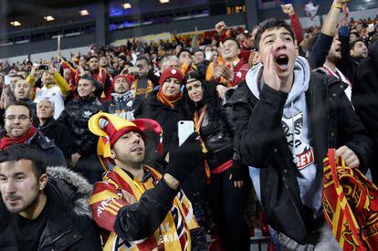 Los aficionados del Galatasaray animan a su equipo.