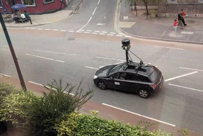 Los coches de Street View, equipados con cámaras y antenas, no solo fotografiaban las calles.
