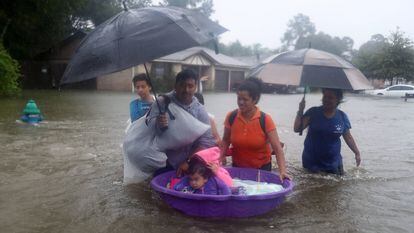 Una familia busca refugio durante el paso del huracán Harvey en Houston, Texas el 28 de agosto del 2017.