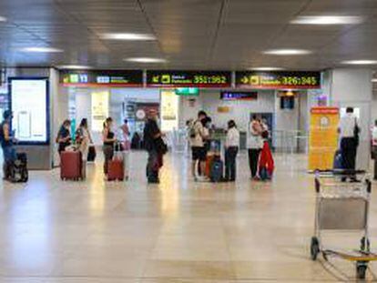 Varias personas en la terminal T1 del Aeropuerto Adolfo Suárez Madrid-Barajas.