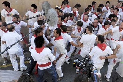 Un grupo de extras simula el inicio del encierro en la cuesta de Santo Domingo, ayer en Pamplona.