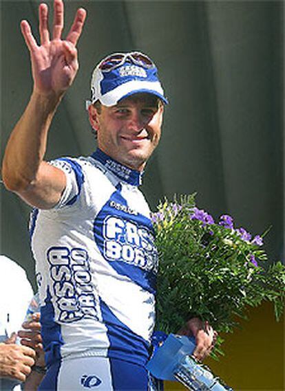 Alessandro Petacchi saluda en el podio tras ganar su cuarta etapa.