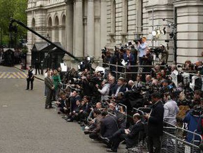 El primer ministro brit&aacute;nico, David Cameron, se dirige a la prensa tras su victoria, el pasado.