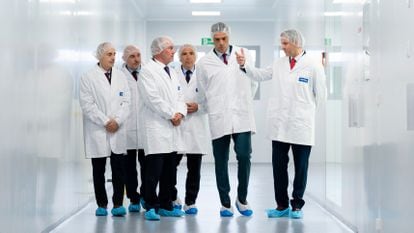 El presidente del Gobierno, Pedro Sánchez, junto al consejero delegado de Hipra, David Nogareda, y el ministro de Sanidad, José Manuel Miñones, entre otros, durante la visita que ha realizado esta martes a las instalaciones de la farmacéutica biotecnológica Hipra.