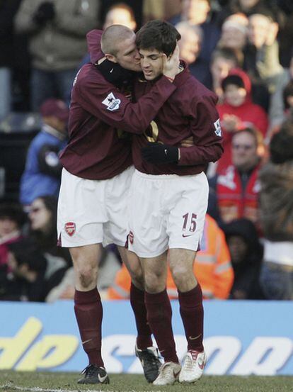 Senderos felicita a Cesc tras marcar un gol con el Arsenal en 2006.