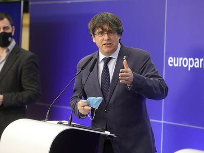 El eurodiputado de JxCat y expresidente de la Generalitat, Carles Puigdemont, durante una rueda de prensa, este miércoles, en Bruselas.