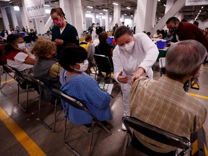 Personas acuden a un centro de vacunación en Ciudad de México, para la aplicación de la dosis de refuerzo contra la covid-19 a todos los mayores de 60 años.