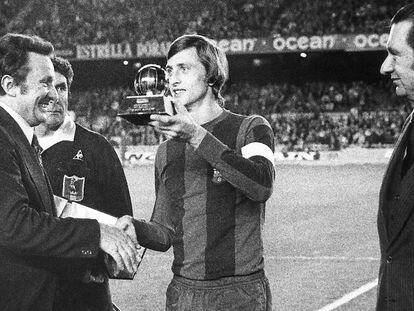 Johan Cruyff recibe el Balón de Oro en el Camp Nou, en 1975.