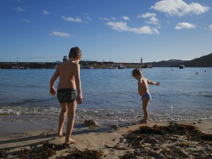Dos niños en la playa el 2 de enero en St Ives, Cornwall (Inglaterra).