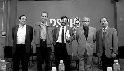 Josep Verde i Aldea, el primero por la derecha, junto a algunos líderes históricos del PSC