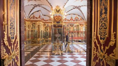 Imagen de una sala donde se exponen joyas en la Bóveda Verde de Dresde, al este de Alemania.