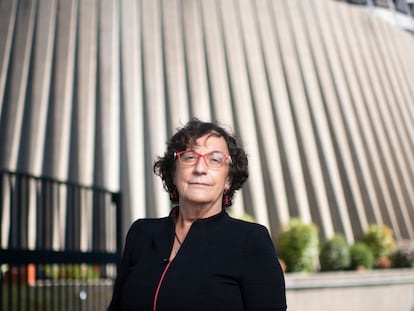 María Luisa Balaguer, magistrada del Tribunal Constitucional, frente a su sede en Madrid.