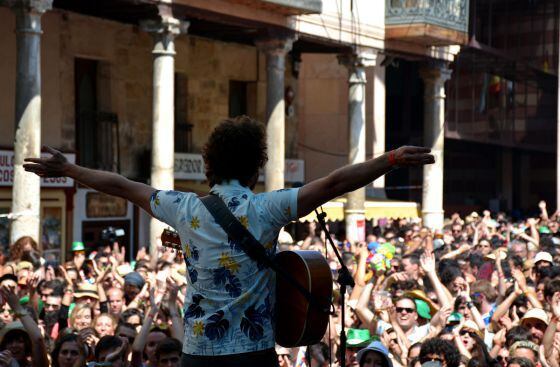 Juan Alberto Martínez, cantante de Niños Mutantes, en un concierto sorpresa en la plaza del Trigo durante el Sonorama.