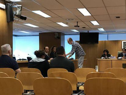 Juicio contra una empleada del hogar, su marido y el trabajador de una sucursal bancaria por estafa a una anciana, este martes, en Madrid.
