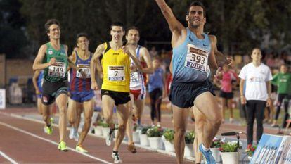 Kevin Lopez celebra su victoria en los 800m