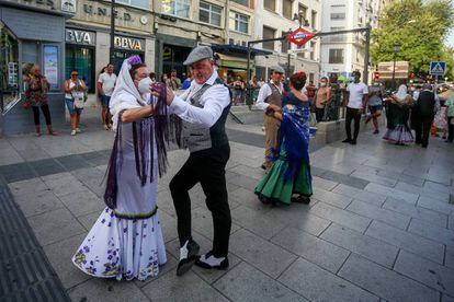 Parejas bailando el chotis en la plaza de Lavapiés durante las fiestas San Lorenzo, en agosto de 2021.