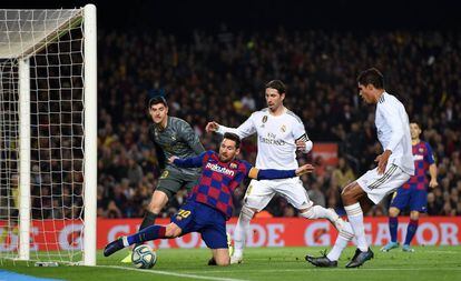 Messi trata de retener el balón ante el Madrid.