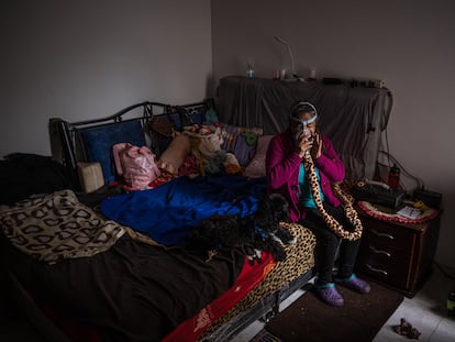 Magdalena Herrera se pone una máscara de oxígeno en su habitación en Bogotá, Colombia el 14 de marzo del 2023.