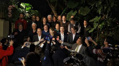 Ingrid Betancourt anuncia el acuerdo del centro político, este domingo en Bogotá, en una imagen del Twitter de Alejandro Gaviria.