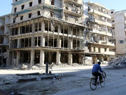 Un hombre pasa frente a un edificio bombardeado en Alepo, el 19 de octubre.