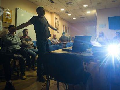 Pacientes con problemas de salud mental durante un taller, en Granada. 