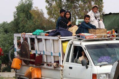 Una familia huye de los combates entre los talibanes y las fuerzas gubernamentales en la provincia afgana de Helmand, este miércoles.