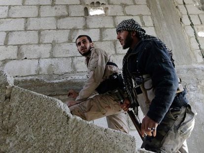 Dos rebeldes, en un barrio a las afueras de Damasco el pasado día 9 (Foto: Gorán Tomasevic)