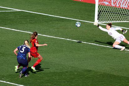 La holandesa Stefanie van der Gragt anota el único gol de la selección. 
