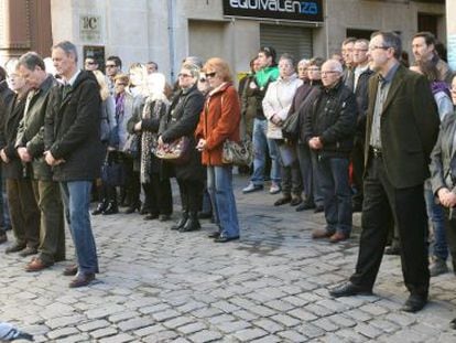 Unas 150 personas se concentran en Valls, Tarragona, en repulsa por el asesinato de un beb&eacute;.