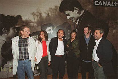 De izquierda a derecha, Fernando Bauluz, Macarena Rey, José Manuel Lorenzo, María Ripoll, Jorge Iglesias y Manuel Palacios, ayer, durante la presentación de la serie documental <b></b><i>Valor humano</i>.