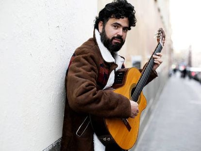 El músico madrileño Chiki Lora, que presenta su disco 'Ura', en una calle de Madrid.