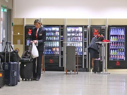 Máquinas expendedoras de bebidas y comida en el aeropuerto de Madrid-Barajas en 2017.